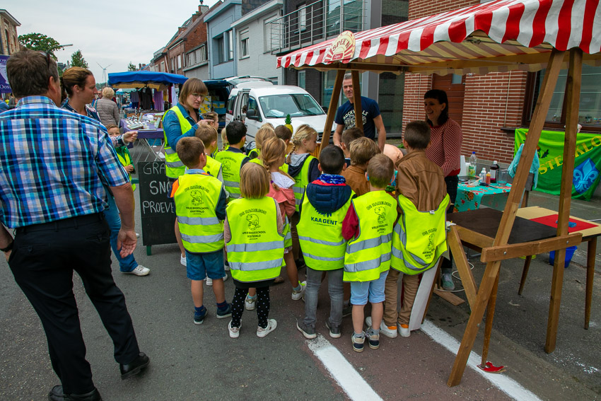 Jaarmarkt met marktkramen in Oosteeklo-Dorp