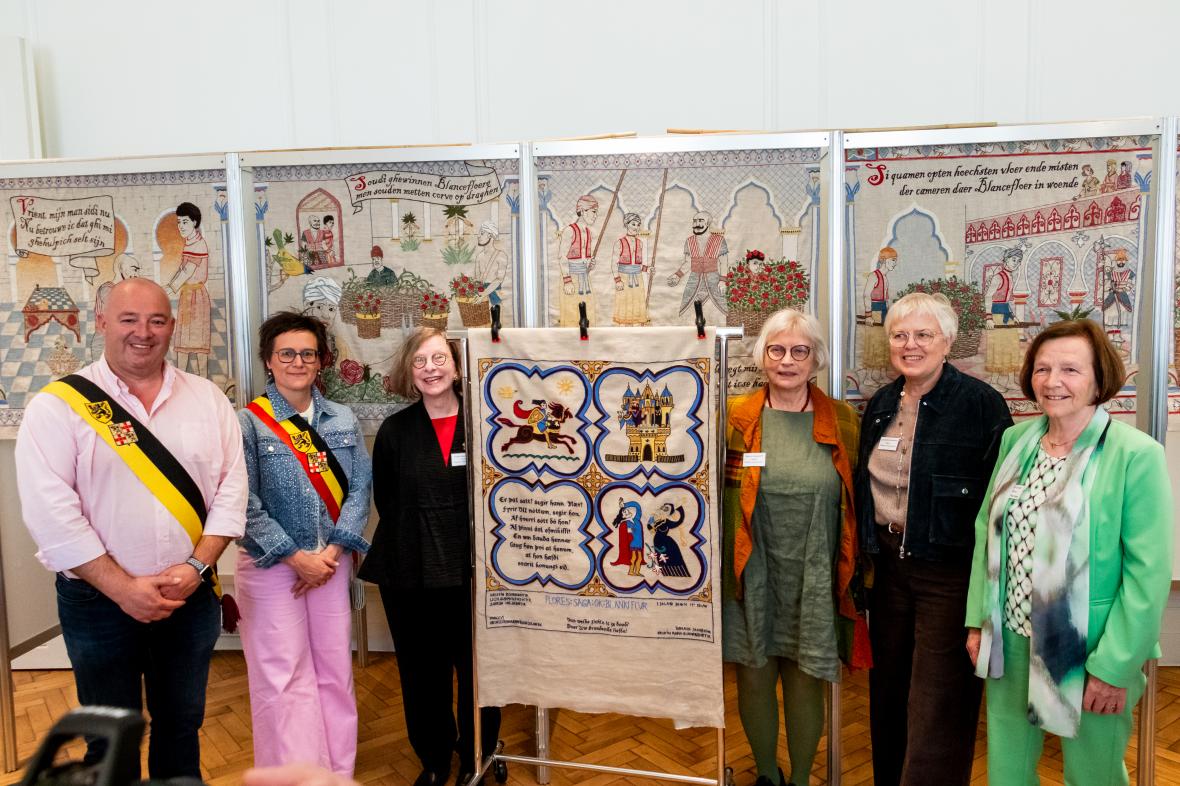Schepen David Vercauteren, burgemeester Trees Van Eykeren, drie IJslandse borduursters en Annie De Smet bij het IJslandse borduurdoek van het Tapijt van Assenede in Assenede.