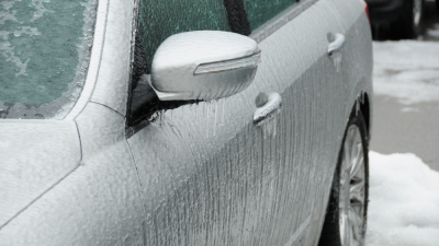 Pas op met een bevroren, beslagen of besmeurde ruit - Bevroren auto